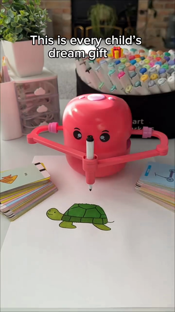 Robô desenhista ao lado do desenho colorido de uma tartaruga